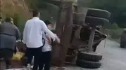Düzce'de tarım aracı facianın eşiğinden döndü: Römorktaki 11 kişi yola savruldu