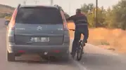 Ölümle dans eden bisikletli: Trafiği birbirine kattı