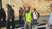 Eruh yolunda dehşet anları: Tonlarca ağırlıktaki tır bariyerlere saplandı