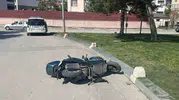 Kavşakta korkutan çarpışma: Motosiklet sürücüsü hastanelik oldu