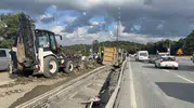Arnavutköy'de dehşet anları: Hafriyat kamyonu devrildi, molozlar trafiği felç etti