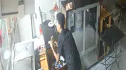 Manisa'da esnafın kabusu: Lokantaya giren hırsızlar saniye saniye görüntülendi