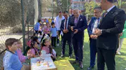 Müdür Uğurelli Alaşehir'de çocuklarla mendil kapmaca oynadı: Minik girişimcilerin pazarı büyük ilgi gördü
