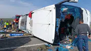 Akhisar yolunda can pazarı: Tur otobüsü devrildi