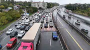 Küçükçekmece'de yol çalışması kabusa döndü: Yağmurla birleşen kasisler trafiği felç etti