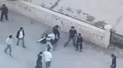 Elazığ sokaklarında dehşet anları: Bir kişiyi aralarına alıp acımasızca dövdüler