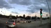 Hastane çıkışında dehşet anları: Kırmızı ışık ihlali motosikletliyi canından ediyordu