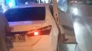 Mersin'deki kazada şaşkına çeviren görüntü: Minibüsün kapısı otomobile saplandı
