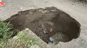 Demirci Deresi kenarındaki toprak yol şiddetli yağışa yenik düştü