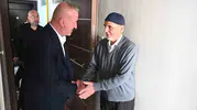 Başkan Karabatı mutfağa girdi, yaşlı bir vatandaşın kapısını çaldı: En özel ikram kendi elinden