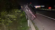 İnegöl girişinde korkutan kaza: Otomobil bariyerlere tırmandı