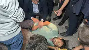 Protokol üyeleri kaza yerinde: Yaralı vatandaşa ilk yardım validen geldi