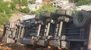 Adıyaman'da korkutan kaza: Rampadan aşağı inen tır devrildi
