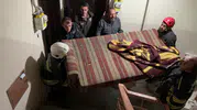 Çatıdaki firarinin ilginç teslim olma hikayesi: İtfaiyeden çekyatlı önlem