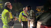 Polis durdurdu, önce kaçmaya çalıştı sonra okuma yazma bilmediğini iddia etti