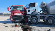 Avcılar'da beton mikserleri çarpıştı: Sürücü kabininde dehşet anları