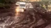 Pervari'de doğa ulaşımı kilitledi: Çamur deryasına dönen yollar sürücüleri çaresiz bıraktı