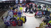 Bebek arabasını hırsızlık için paravan yaptılar: Otel bilekliği ele verdi