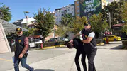 Sokak ortasında zorbalık kamerada: Tespih satma bahanesiyle öğrenciyi haraca bağladı