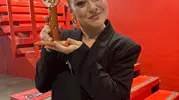 Nergis Öztürk'ün sahnedeki ustalığı ödülle taçlandı: Nimet karakteriyle ekranı, tiyatroyla jüriyi büyüledi