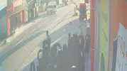 Saniyelerle yarışan genç sürücünün dramı: Güvenlik kamerası o anları kaydetti