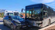 Kötekli'de belediye otobüsü ile otomobil çarpıştı: İki yolcu hastanelik oldu