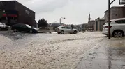 Tarihi sokaklarda zor anlar: Tokat'ta aniden bastıran sağanak trafiği felç etti