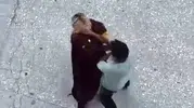 Eskişehir'de dehşet anları: Sokak ortasında kadına şiddet kamerada