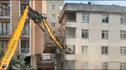Maltepe'de korku dolu bekleyiş: Yarıya inen binada kepçeler devreye girdi