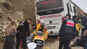 Korkuteli yolunda korku dolu anlar: Midibüs şarampole uçtu