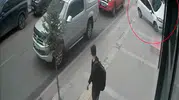 Kars'ta sabah trafiğinde korkutan kaza: Mobilya mağazasına daldı