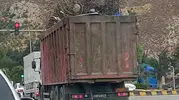 Hatay yollarında tehlikeli yolculuk: Tonlarca hurda yüklü tır dehşet saçtı