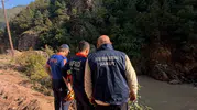 Artvin'de korku dolu anlar: Dereye uçan araçtan sağ çıktı