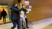 Bıçaklı dehşetin ardından hastaneye geldi: Yaraladığı arkadaşlarının durumunu merak edince yakayı ele verdi