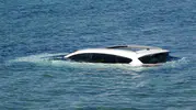 Sahil kenarında unutkanlık pahalıya patladı: Otomobil sulara gömüldü