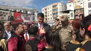 Kilis'teki yürüyüşte duygulandıran anlar: Komutanı görünce selam durdular