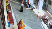Silifke'de saniyelerle gelen mucize: İş hanından kopan cam dehşet saçtı