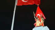Hatay'da gökyüzü sessizliğe büründü: Şiddetli fırtına bayrakları indirdi