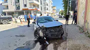 Adıyaman'da sokak ortasında şiddetli çarpışma: İki sürücü hastanelik oldu