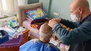 Efeler'de kimsesizlerin kimsesi oldular: Kapıdan giren şefkat hayatları değiştiriyor
