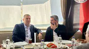 Sahadaki rekabetin ötesinde dostluk mesajı: Başkanlar stada birlikte giriş yaptı