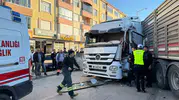 Ankara-Konya yolunda dehşet anları: Tırın içinde sıkışan sürücü için zamanla yarışıldı