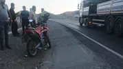 Ozan köyü yolunda motosiklet dehşeti: Sürücü bariyerlere savruldu