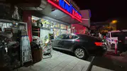 Sarıkamış'ta korkutan kaza: Otomobil dükkanın içine daldı