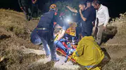 Efeler'de gece yarısı dehşeti: Uçuruma yuvarlanan araçtan sağ çıktı