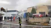 Mersin'deki sanayi bölgesinde korku dolu anlar: Alevler üç depoyu birden yuttu
