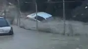 Sarıyer’deki sel felaketinde dehşet anları: Sürüklenen aracın içindeki çaresizliği kaydettiler
