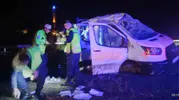 Manisa'da yağmur kazayı beraberinde getirdi: Refüje çarpan araç takla attı