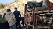 Kara Yokuş'ta korkutan kaza: Yük kamyonu devrildi