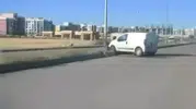 Bağlar'da direksiyon başında korku dolu anlar: Hafif ticari araç refüje saplandı